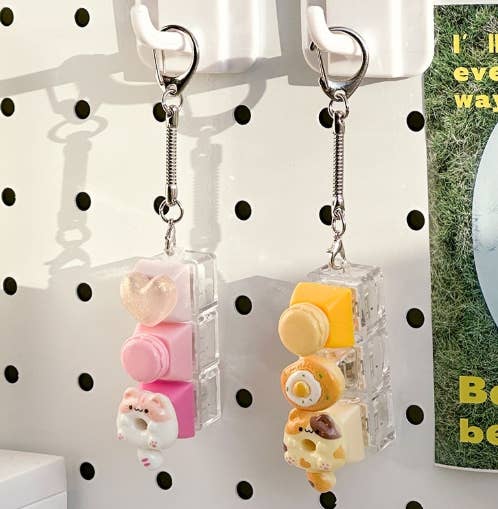 DIY Keyboard Keychain Kit on bag – attach keys AirPods case backpack zipper lightweight durable plastic resin metal ring