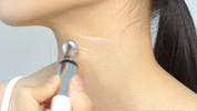 Heveblue Auto Eye Cream vibrating applicator in motion