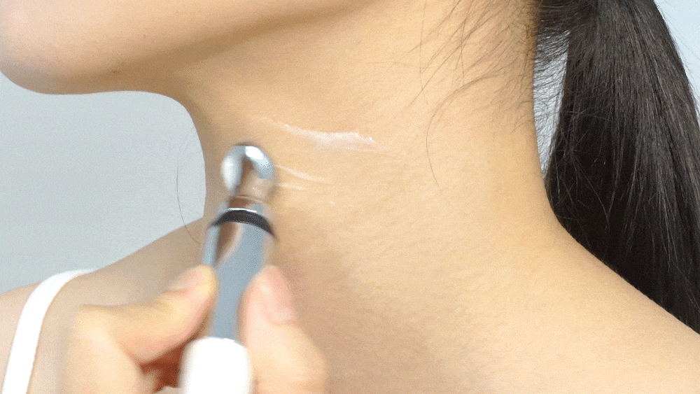 Heveblue Auto Eye Cream vibrating applicator in motion