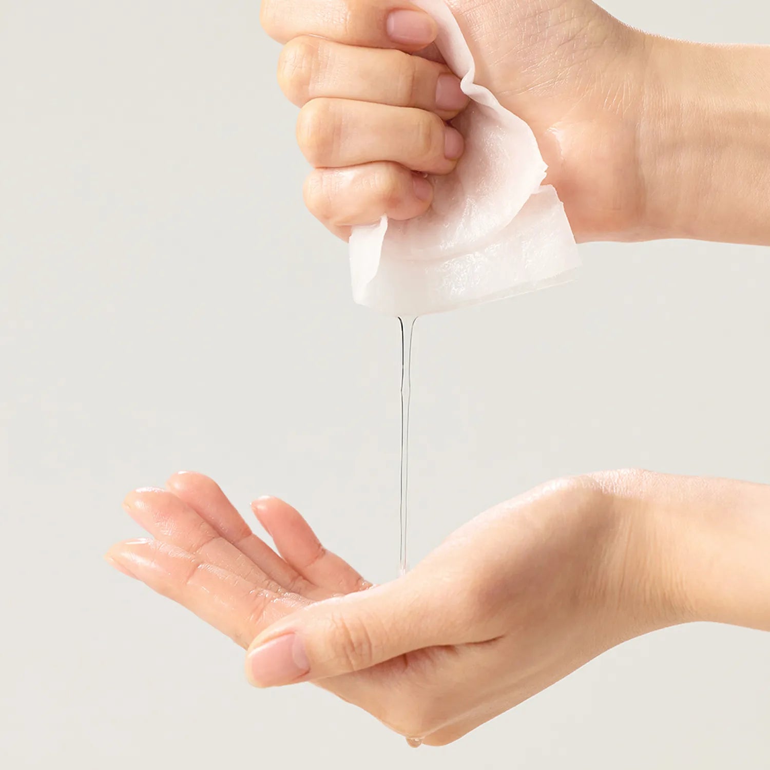 Thin_soft_cellulose_sheet_wraps_around_face_perfectly_to_deliver_active_ingredients_to_skin..webp